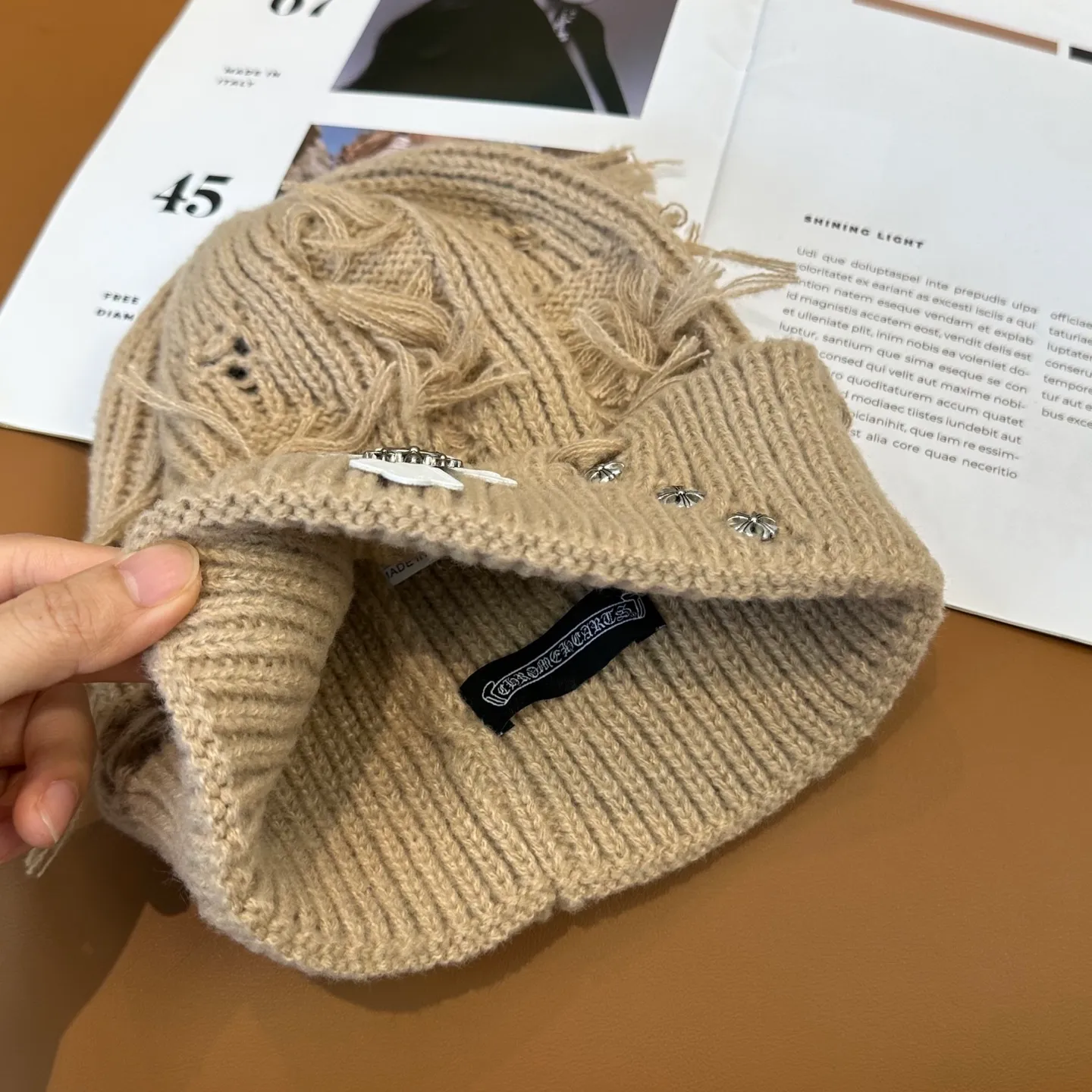P60 🤍Chrome hearts new autumn and winter cross knitted hat🧶 One of the must-have hats in autumn and winter~ It really looks good on whoever wears it~, it is also a perfect match in black and white and gray in autumn~